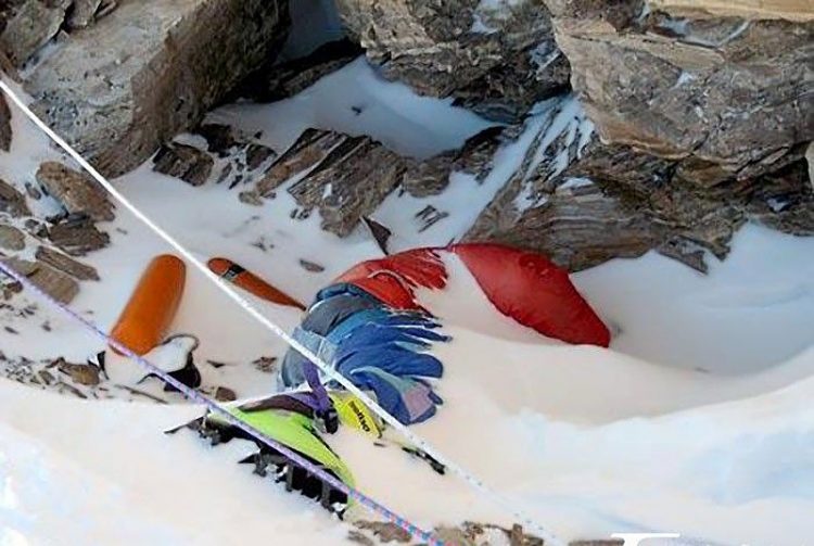 Гора смерти: 12 жутких фото со склонов Эвереста