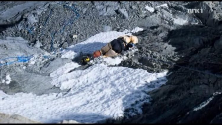 Гора смерти: 12 жутких фото со склонов Эвереста
