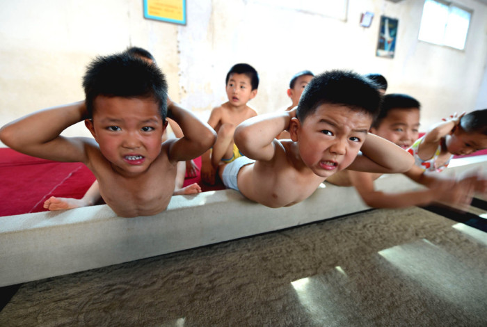 Шокирующие испытания в детских спортивных школах Китая, 20 фото