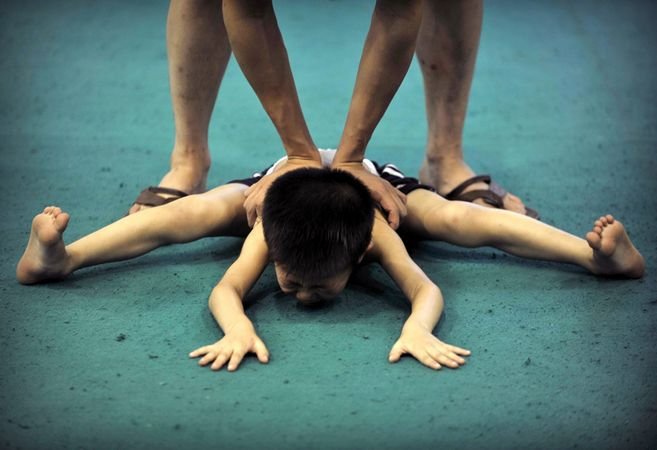 Шокирующие испытания в детских спортивных школах Китая, 20 фото
