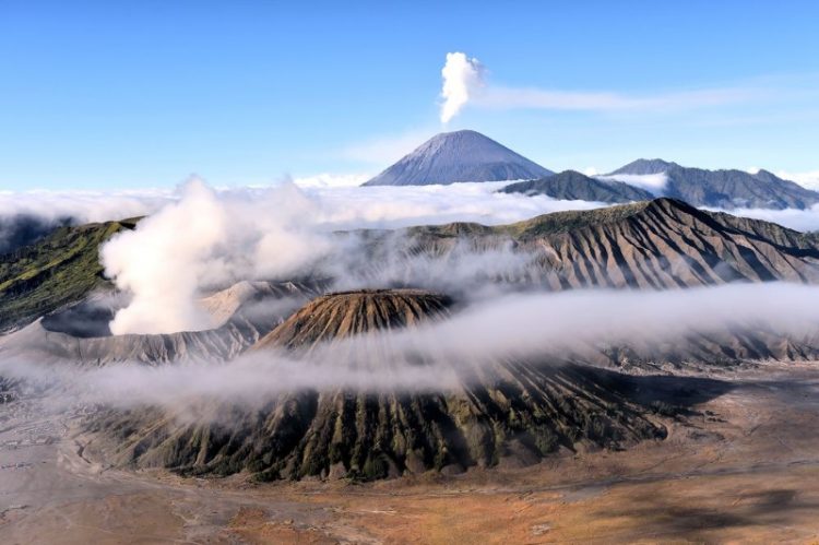 Голодный вулкан Бромо, который пожирает все вокруг, 20 фото