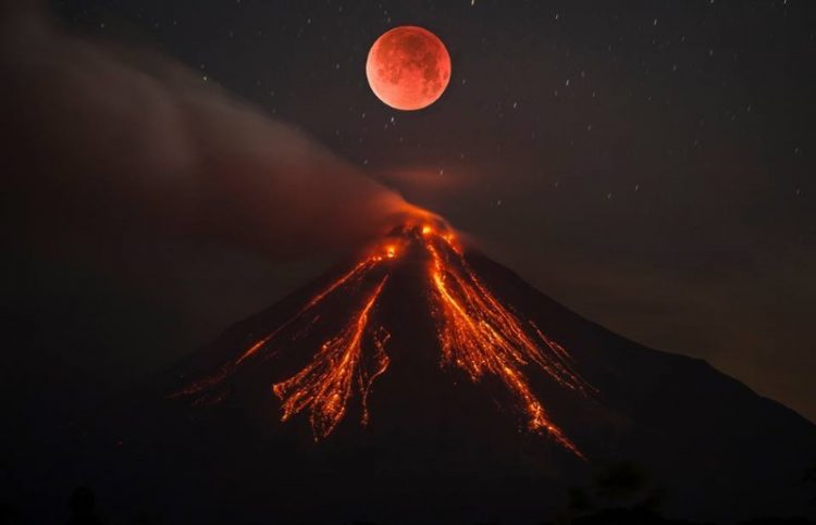 Самые эффектные извержения вулканов последних лет, 20 фото