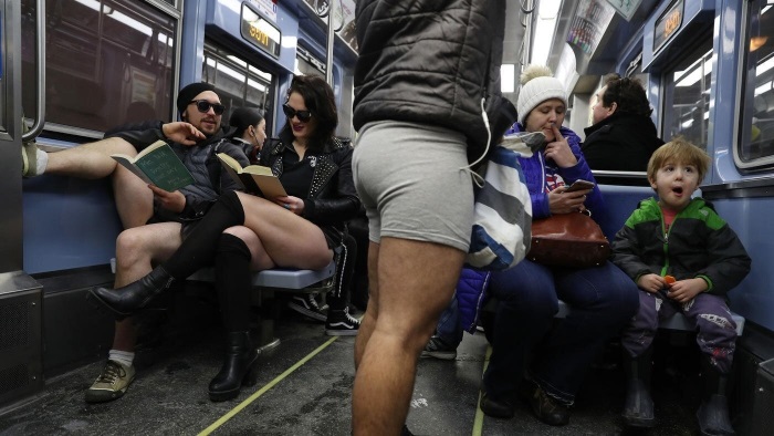 В пиджаке и трусах: фото веселого флешмоба No Pants Subway