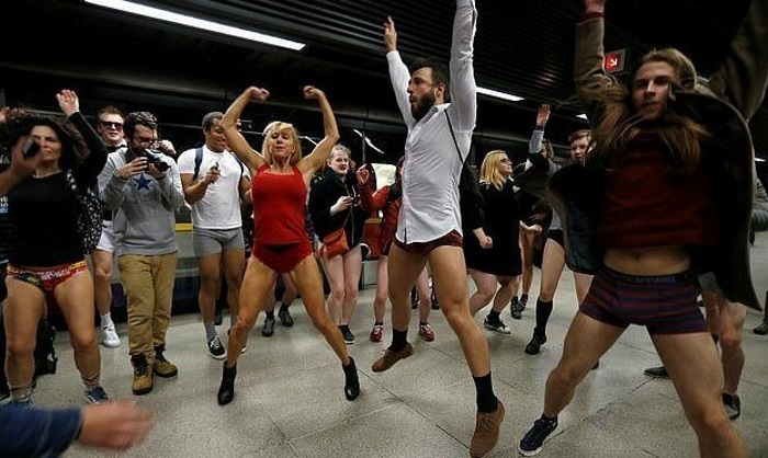В пиджаке и трусах: фото веселого флешмоба No Pants Subway
