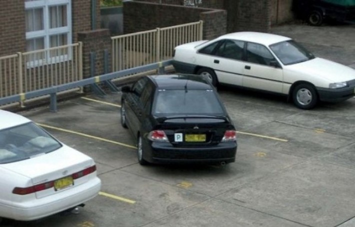 Автомобилисты, которые паркуются как чудаки, 50 фото