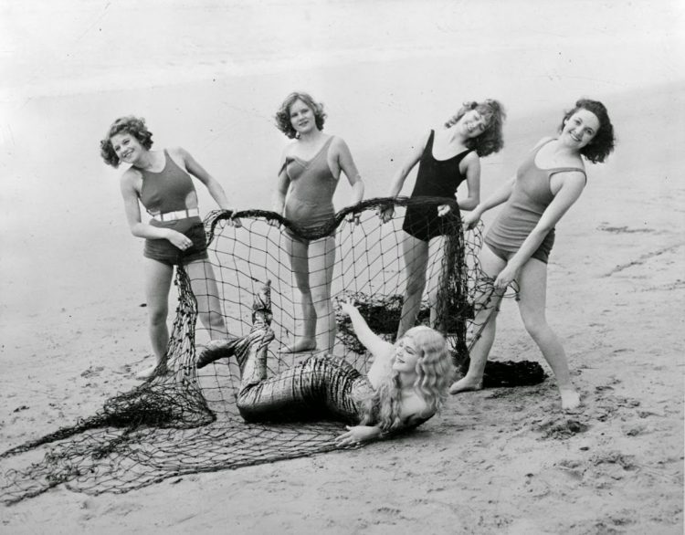 Flashback to the Beach: 25 Interesting Retro Photos