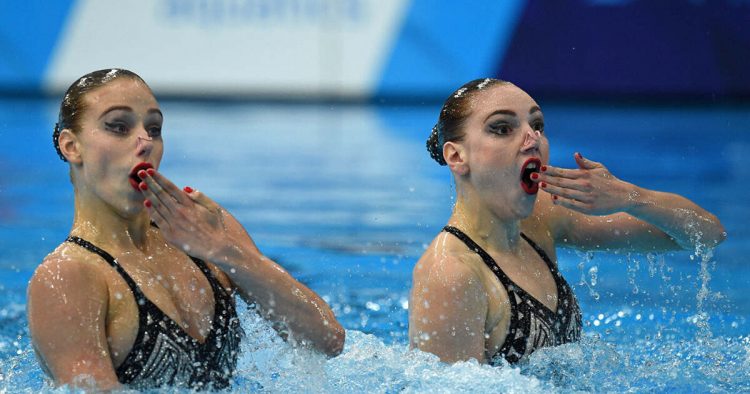 25 Funny Photos from the World of Synchronized Swimming