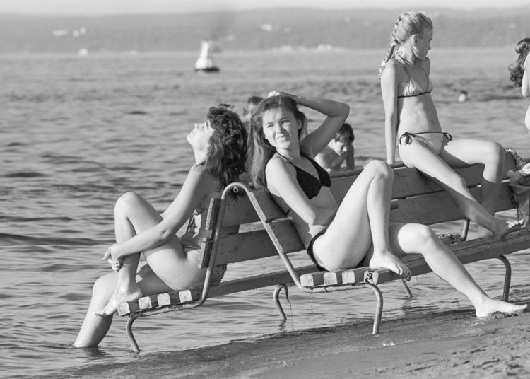 Flashback to the Beach: 25 Interesting Retro Photos