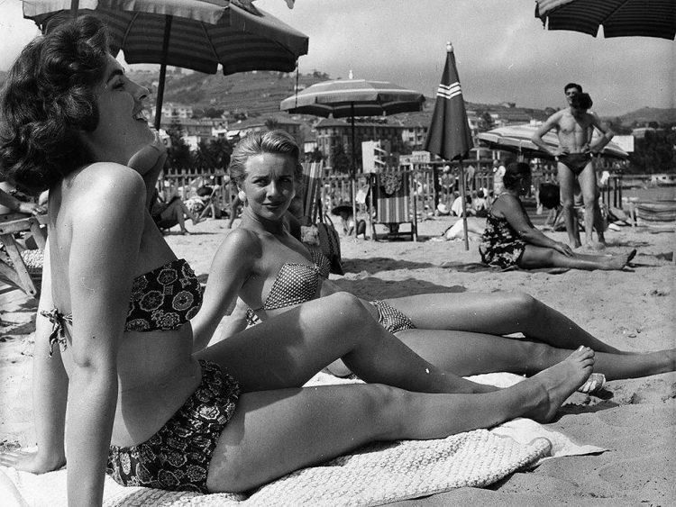 Flashback to the Beach: 25 Interesting Retro Photos